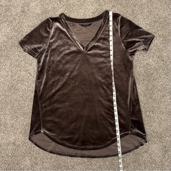 Amaryllis soft & shimmery stretch velvet v-neck loose tee with hi-lo hem. Size M - Picture 8 of 9